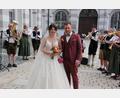 Bild: kro
Marina Pohl-Schicker und Dr. Johannes Pohl haben geheiratet. Die Blaskapelle Falkenberg spielte dem Brautpaar ein Ständchen.