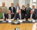 Bild: kro
Viel Prominenz war der geschichtsträchtigen Unterzeichnung zugegen (von links): Leonhard Zintl, Volker Tolkmitt, Waldemar Berg und Clemens Bulitta. Stehend von links Landrat Roland Grillmeier, Ministerpräsident Michael Kretschmer, Bürgermeister Roman Schäffler, Christiane Hellbach (OTH Amberg-Weiden), Bundestagsabgeordneter Albert Rupprecht und Landtagsvizepräsident Tobias Reiß.