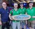 Bild: gz
Schützenmeister Daniel Biermeier (v.r.) und Organisator Christian Wild gratulierten Florian Härtl zum ersten Platz und überreichten ihn die besondere Siegertrophäe aus Holz. Der Zweitplatzierte Michael Wild durfte sich über 20 Liter Bier freuen.