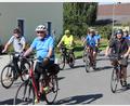 Bild: kro
Gisbert Kusche (Zweiter von von links) ist mit 90 Jahren der älteste der "Montagsradler", die hier gerade durch Kleinsterz fahren.