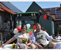 Bild: gi
Ein Stück Weges wurde das Brautpaar Florian Völkl und Lisa Hölzl mit dem Traktor zur Hochzeit auf Schloss Burgtreswitz chauffiert.