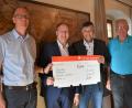 Bild: rgr
Das Geburtstagsgeld von Bürgermeister Edgar Knobloch ging an einige Vereine für gemeinnützige Zwecke, (von links) Andreas Greiner, Herbert Kuchlbauer, der einen symbolischen Scheck dabei hatte, Bürgermeister Edgar Knobloch und Helmuth Wächter.