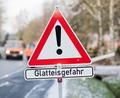 Symbolbild: Julian Stratenschulte/dpa
Der Deutsche Wetterdienst warnt vor Glatteis am Samstag.