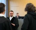 Bild: Leon Karwath
Staatsanwalt Christoph-Alexander May im Austausch mit Verteidigung und Angeklagtem nach dem Verhandlungstag.