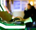 Symbolbild: Julian Stratenschulte/dpa
Ein Mann spielt an einem Automaten. In Schwandorf hat die Polizei in einer Spielhalle einen Gast erwischt, der an mehreren Geräten gleichzeitig spielte – was nicht erlaubt ist.