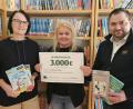 Bild: Sandra Landgraf
Isolde Gewargis (Mitte) überreicht eine Spende in Höhe von 3000 Euro an die Grundschule Luhe-Wildenau.