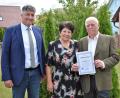Bild: rgr
Jakob und Pauline Weber sind seit 50 Jahren verheiratet. Zur goldenen Hochzeit gratulierte auch Bürgermeister Edgar Knobloch (links).