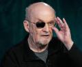 Bild: Richard Drew/AP/dpa
Der Autor Salman Rushdie liest in Potsdam aus seinen Erzählungen „Die elfte Stunde“. (Archivbild)