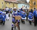 Bild: u
Als Space-Cowboy auf einem Bonanza-Radl führte Roland Fritsch den Kinderfaschingszug heuer an. Hinter ihm die Kindergarde und das Maskottchen Monti.