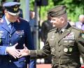 Bild: Federico Gambarini/dpa
Eine Ebene unter Oberbefehlshaber General Christopher G. Cavoli (r) wird es demnächst einige Änderungen in der Nato-Kommandostruktur geben. Das Kommando über das Joint Force Command Brunssum werden sich dann Deutschland und Polen im Rotationsprinzip teilen. Derzeit wird es von dem deutschen General Ingo Gerhartz geführt (l). (Archivbild)