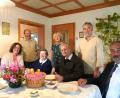 Bild: fvo
Die Lindnermühlnerin Maria Beierl (sitzend Mitte) feierte mit zahlreichen Gästen und der Familie ihren 102. Geburtstag. Ihr Sohn Ludwig (Zweiter von links) umsorgt die Jubilarin liebevoll.