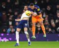 Bild: John Walton/PA Wire/dpa
Malick Thiaw (r) brachte Newcastle United bei Tottenham in Führung.