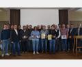 Bild: Kreisrinderzuchtgenossenschaft Amberg-Sulzbach
Vorsitzender Herrmann Uwe (vierter von links), Zuchtleiter Lukas Irlbacher (erster von links) mit den geehrten Züchtern der Kreisrinderzuchtgenossenschaft Amberg-Sulzbach.