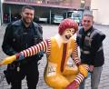 Bild: PI Schwandorf, PHMin Wexler
Da freut sich auch die Polizei: Die gestohlene Ronald-McDonald-Figur ist wieder da.