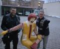 Bild: PI Schwandorf, PHMin Wexler
Da freut sich auch die Polizei: Die gestohlene Ronald-McDonald-Figur ist wieder da.