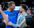 Bild: Matt York/AP/dpa
Dirk Nowitzki (l) und Luka Doncic kennen sich aus gemeinsamen Zeiten in Dallas bestens.