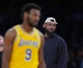 Bild: Jae C. Hong/AP/dpa
LeBron James konnte bei der deutlichen Niederlage der Lakers nur vom Spielfeldrand zusehen.