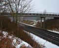Bild: jr
Elektrifiziert wird die Bahnstrecke Marktredwitz nach Regensburg. Im Bereich der Stadt Mitterteich passiert die Bahn auch diese Brücke (Bild) bei Oberteich, die im Rahmen der Elektrifizierung rückgebaut und neu errichtet werden muss.