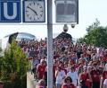 Bild: Soeren Stache/dpa
Weil der Nahverkehr stark eingeschränkt ist, sollten die Fans für den Weg zum Münchener Stadion mehr Zeit einplanen. (Archivbild)