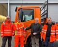 Bild: Daniel Weigl, Stadt Schwandorf
Ein neues, leistungsfähiges Fahrzeug verstärkt ab sofort die Flotte des Städtischen Bauhofs. Im Bild (von links): Jürgen Liebl (stv. Bauhof-Leiter), Christian Dirnberger (Kraftfahrer Bauhof), Oberbürgermeister Andreas Feller und Bernhard Boßle (Werkstattleiter)