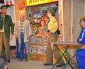Bild: ak
Der Fortbestand von Gundi Bruchs Margit Stich (Mitte) Kiosk ist im neusten Stück der Theatergruppe Kastl in Gefahr.