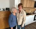 Bild: ck
Quartiersmanagerin Petra Brenner und Gisela Gläser, die im Seniorengemeinschaftshaus in Eslarn eine Wohnung bezogen hat und sich in dem Haus sehr wohl fühlt.