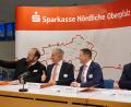 Bild: jut
Die Verwaltungsratsspitzen der beiden Sparkassen – die Landräte Andreas Meier, Roland Grillmeier und Weidens OB Jens Meyer – halten den "historischen Moment" mit einem Selfie fest.