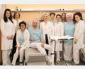 Bild: Clemens Dederl
Das Team der Frauenklinik, der Onkologie sowie die betreuenden Physiotherapeutinnen und Physiotherapeuten freuen sich über die Lieferung der neuen Kühlhauben.