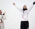 Bild: Oliver Weiken/dpa
Chloe Kim (l) applaudiert Olympiasiegerin Gaon Choi.