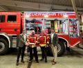 Bild: Stadt Wunsiedel
Bürgermeister Nicolas Lahovnik (links) und der Geschäftsleiter Daniel Wolf (rechts) übergeben den Schlüssel für neue Fahrzeug an den Kommandanten der Feuerwehr Wunsiedel, Florian Barthmann (Zweiter von links) und seinen Stellvertreter Harald Hecht.