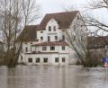 Bild: Daniel Löb/dpa
Die Aisch ist über die Ufer getreten.