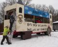 Bild: mh
Der große Faschingswagen der Luher Jugend stellt die Zaubererschule "Hogwarts Louh" dar.
