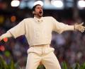 Bild: Brynn Anderson/AP/dpa
Bad Bunny bei seinem Auftritt in der Halbzeitpause des Super Bowl in Santa Clara bei San Francisco. (Archivbild)