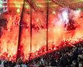 Bild: David Inderlied/dpa
8. November 2025: Die Kölner Fans zünden im Gästeblock in Mönchengladbach zahlreich Pyrotechnik (Archivbild).