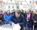 Bild: Kunz
Oberbürgermeisterkandidaten und führende Parteimitglieder unterzeichnen die Weidener Demokratieerklärung.
