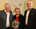Bild: mrr
Bürgermeister Erwin Geitner (rechts) überbrachte die Glückwünsche der Gemeinde mit einem Geschenk und wünschte Georg Schmidt und Waltraud Schmidt vom Gasthaus Hirschenwirt alles Gute.