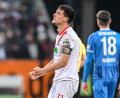 Bild: Harry Langer/dpa
Augsburgs Keven Schlotterbeck freut sich auch über einen weniger schön heraus gespielten Sieg.
