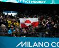 Bild: Petr David Josek/AP/dpa
Die Grönland-Flagge auf der Tribüne beim Eishockey.
