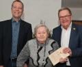 Bild: Gerhard Franz
Ihren 90. Geburtstag feierte Anna Demleitner und dazu gratulierten Stadtpfarrer Thomas Helm (links) und Bürgermeister Martin Preuß.
