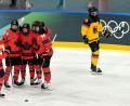 Bild: Peter Kneffel/dpa
Normale Welt im Frauen-Eishockey: Kanada jubelt, Deutschland schaut zu.