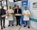 Bild: Friedrich Peterhans, KNO
Christian Regner, Frischdienstleiter der Milchunion (Zweiter von rechts) übergab eine große Krapfenspende an die Kliniken Nordoberpfalz. Dafür bedankte sich der Leiter Wirtschaftsbetriebe Karl Wittmann (links) sowie Küchenchef Ronny Hinderlich (rechts) und sein Mitarbeiter Philipp Troidl (Zweiter von links).