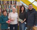 Bild: Gisela Kuhbandner
Armin Kellner und Sigrid Söllner (Zweiter und Dritte von links) sind von Büchereileiterin Selma Markhof (links) und Pfarrer Ferdinand Weinberger ausgezeichnet worden.