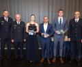 Bild:  Polizeihauptmeister Martin Bösl, Servicedienste VII. BPA
Leitender Polizeidirektor Matthias Messer und Polizeirat Martin Junglas (von links) und Polizeipräsident Michael Dibowski (rechts) zeichneten Polizeioberwachtmeisterin Julia Mack (Beste des Seminars, in Zivil von links), Polizeioberwachtmeister Benedikt Müller (Platz 2) und Polizeioberwachtmeister Jonas Keil (Platz 3) aus.