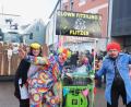 Bild: Hirsch
Clown „Fitzilino“ und seine Begleiter trugen beim Wernberger Faschingszug zur allgemeinen Belustigung bei.