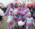 Bild: Petra Hartl
Eltern wie Kinder waren voll dabei bei der Party am Luitpoldplatz–hier mit Einhornkostüm.