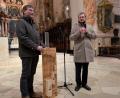 Bild: Paul Zrenner
Die Funktion und Bauweise des Glasflötenregisters erläuterten Orgelbaumeister Markus Bäumler und Kirchenmusikdirektor Andreas Sagstetter (von links) an einem Modell.
