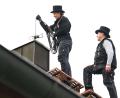 Bild: Felix Hörhager/dpa
Kaminkehrer sorgen dafür, dass Feuerstätten ohne Probleme betrieben werden können. (Archivbild)