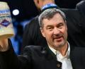 Bild: Sven Hoppe/dpa
Auch CSU-Chef Söder prostet am Aschermittwoch gerne mit Bierkrügen - auch wenn er selbst keinen Alkohol trinkt.
