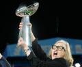 Bild: Doug Benc/AP/dpa
Seahawks-Besitzerin Jody Allen mit der Super-Bowl-Trophäe. Das Team aus Seattle steht zum Verkauf. (Archivbild)