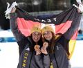 Bild: Daniel Karmann/dpa
Coletta Rydzek (l) und Laura Gimmler haben die erste Medaille für die deutschen Langläuferinnen bei diesen Winterspielen gewonnen.